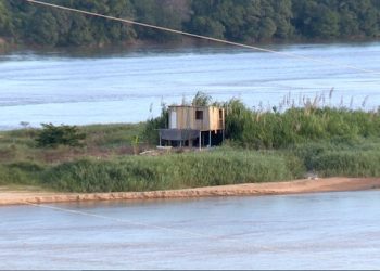 Demolida casa que ficava em banco de areia no Rio Doce, em Linhares