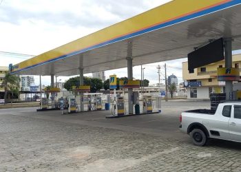 Dia Livre de Impostos: motoristas fazem fila para abastecer com gasolina a R$ 4,38 em Linhares