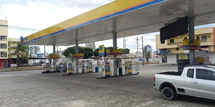 Dia Livre de Impostos: motoristas fazem fila para abastecer com gasolina a R$ 4,38 em Linhares