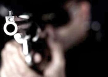 Homem é baleado em frente de casa, corre e acaba tombando morto perto da cozinha, no bairro Canivete