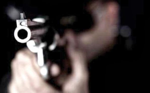Homem é baleado em frente de casa, corre e acaba tombando morto perto da cozinha, no bairro Canivete