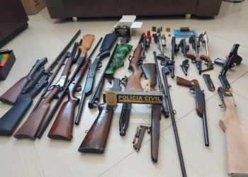 Polícia prende 4 indivíduos e apreende 27 armas e munições em Linhares