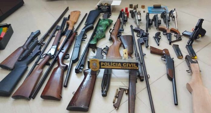 Polícia prende 4 indivíduos e apreende 27 armas e munições em Linhares