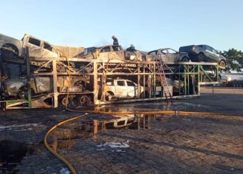 Caminhonetes novas são destruídas por incêndio em pátio de posto em Linhares