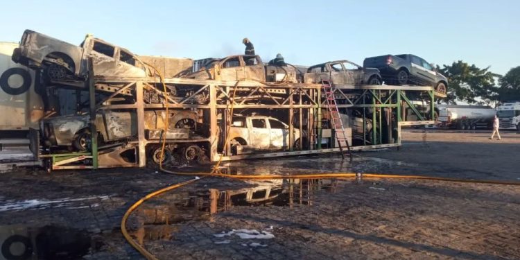 Caminhonetes novas são destruídas por incêndio em pátio de posto em Linhares
