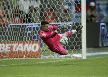 Linharense Marcos Felipe pega dois pênaltis e é herói na classificação do Bahia na Copa do Brasil