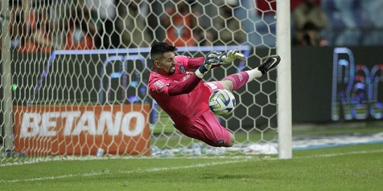 Linharense Marcos Felipe pega dois pênaltis e é herói na classificação do Bahia na Copa do Brasil