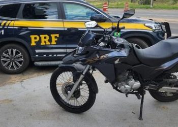 Homem com moto roubada fura blitz, bate com veículo, foge correndo, pega carona com amigo, mas acaba preso pela PRF em Linhares