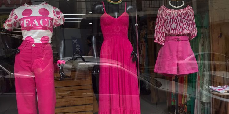 Com filme da Barbie, vendas de roupas rosas aumentam em lojas de Linhares