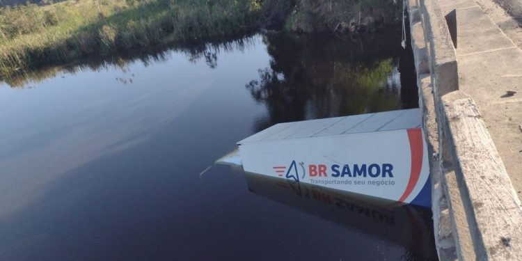 Motorista escapa ileso após caminhão cair de ponte na BR-101, entre Linhares e Jaguaré