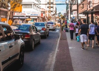 Centro de Linhares tem movimento intenso na véspera do Dia dos Pais