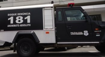 Nu e ensanguentado, homem é encontrado morto com tiros na cabeça dentro de casa na região de Povoação