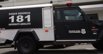 Nu e ensanguentado, homem é encontrado morto com tiros na cabeça dentro de casa na região de Povoação