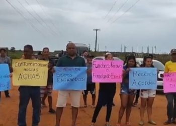 Moradores fecham acesso e pedem melhorias na estrada de Regência