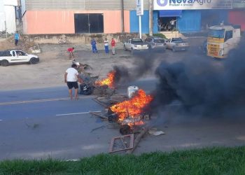 Familiares de adolescentes desaparecidos fecham BR-101, em Sooretama
