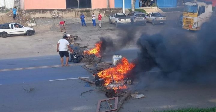 Familiares de adolescentes desaparecidos fecham BR-101, em Sooretama