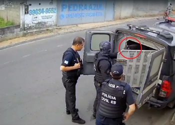Policial é flagrado usando spray de pimenta em jovens já detidos dentro de viatura em Linhares