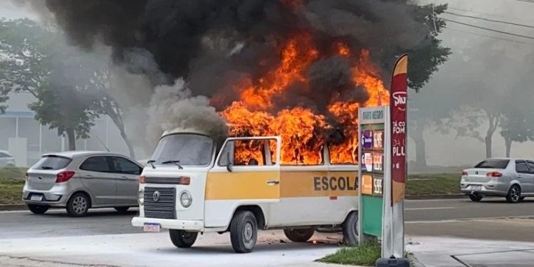 Kombi escolar pega fogo perto de posto de combustíveis em Linhares