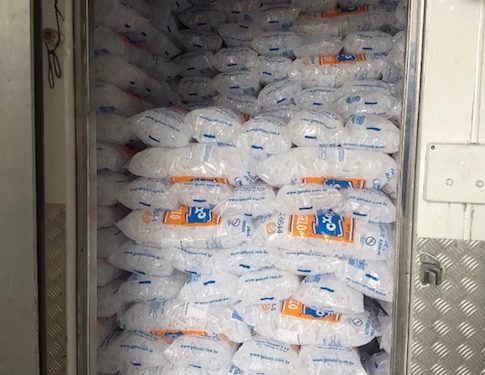Comércio de gelo vê demanda dobrar em meio ao calorão em Linhares