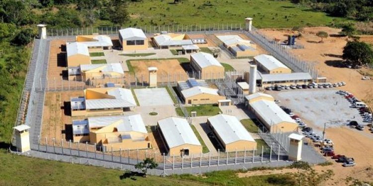 Motim no Iases de Linhares deixa três servidores feridos
