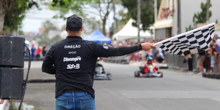 Emoção e adrenalina na última etapa da Copa Linhares de Kart no sábado(25) no Colina