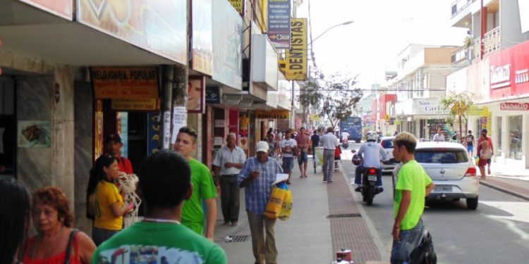 Compras de Natal de última hora lotam o centro de Linhares
