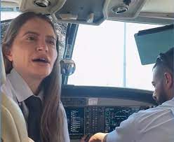 Primeiro voo comercial do Aeroporto de Linhares teve uma mulher comandante no avião