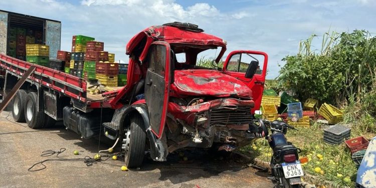 Motorista fica ferido em acidente entre caminhões na BR-101 em Linhares
