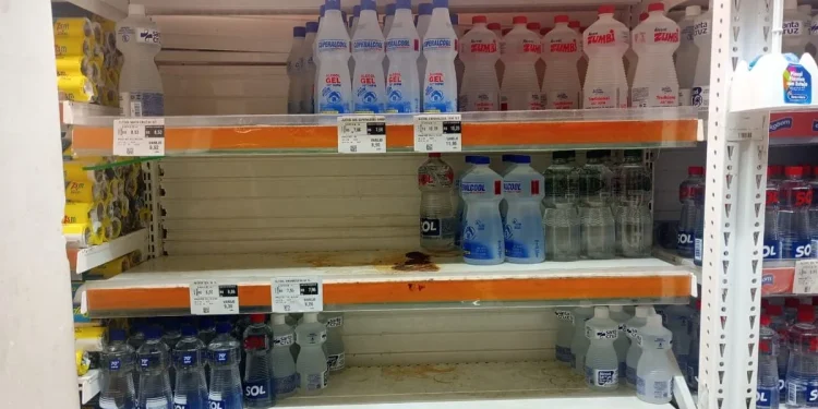 Na véspera da proibição, correria para encontrar frascos de álcool 70% nos estabelecimentos de Linhares