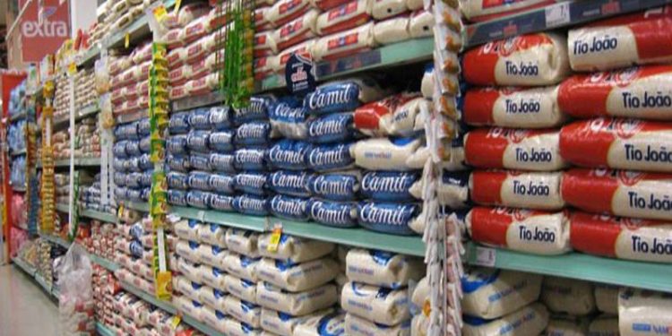Com catástrofe no RS, supermercados de Linhares começam a limitar compra de arroz