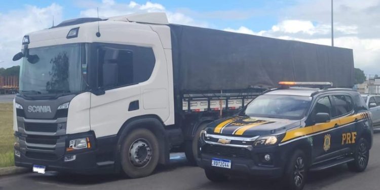 PRF recupera na BR-101 em Linhares carga de 30 toneladas de café roubada em MG