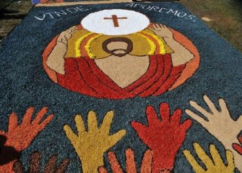 Procissão e tapetes durante o feriado de Corpus Christi em Linhares