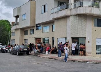 Fila imensa marca último dia para regularizar situação eleitoral em Linhares