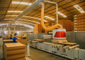 Mutirão oferece 155 empregos em polo moveleiro de Linhares