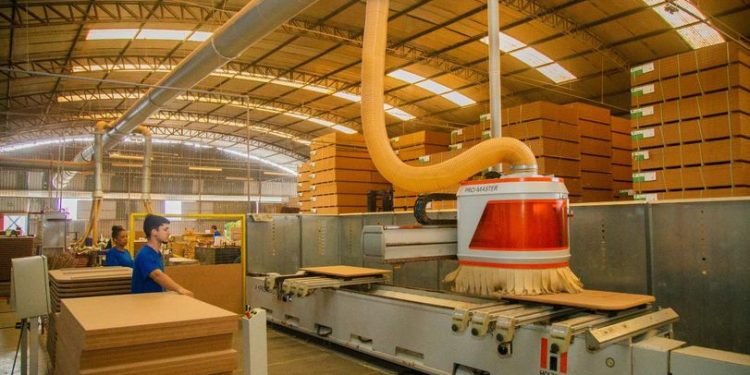 Mutirão oferece 155 empregos em polo moveleiro de Linhares