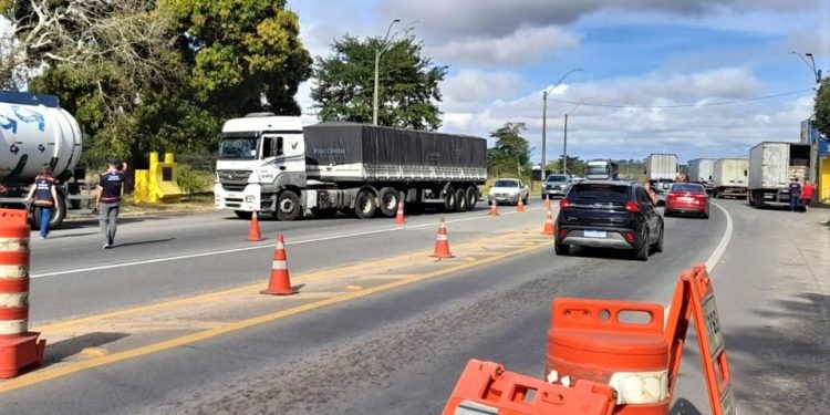 Cinco veículos são multados pela Receita Estadual na BR-101, em Linhares