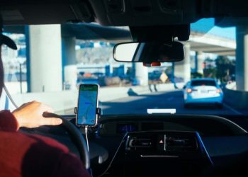 Lotação e atrasos fazem usuários trocarem ônibus por aplicativos de transporte em Linhares