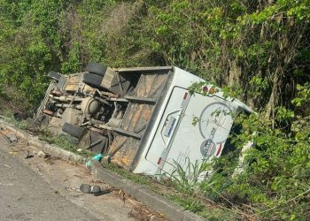 Acidente entre dois ônibus e carro deixa mais de 20 feridos na BR-101, em Linhares