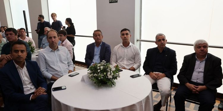 Governo do Estado recebe prefeitos e vices municipais eleitos e reeleitos no Palácio Anchieta
