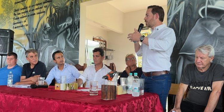 Prefeito Lucas Scaramussa participa de evento para asfaltamento entre Bebedouro, em Linhares, e Baunilha, em Colatina