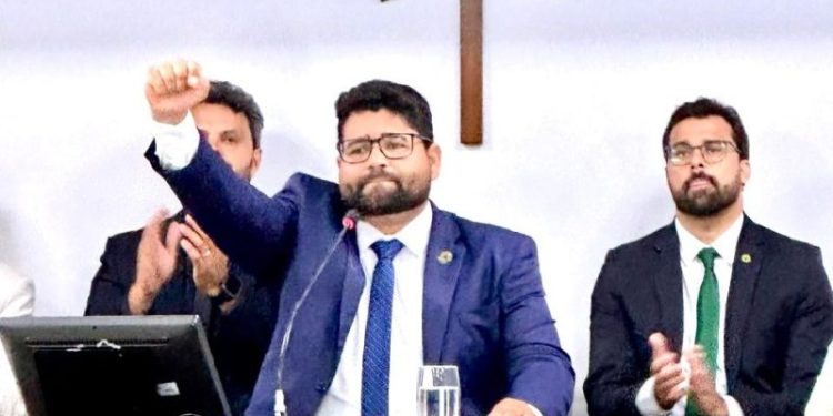 Vereador Roninho é eleito presidente da Câmara de Linhares para o biênio 2025-2026