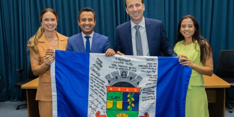 Prefeito Lucas Scaramussa, vice Franco Fiorot e 17 vereadores tomam posse em Linhares