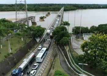 Acidente entre caminhões gera congestionamento na ponte sobre o Rio Doce, em Linhares