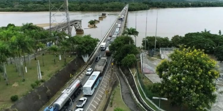 Acidente entre caminhões gera congestionamento na ponte sobre o Rio Doce, em Linhares