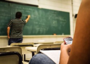 Proibição do celular nas escolas completa mais de 3 meses; diretora de uma EMEF de Colatina avalia o reflexo da lei