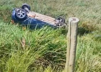 Motorista perde controle e capota carro de passeio na estrada do Pontal