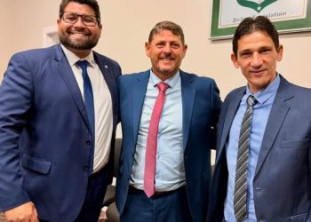 Presidente da Câmara de Vereadores de Linhares participa de sessão solene no aniversário de João Neiva