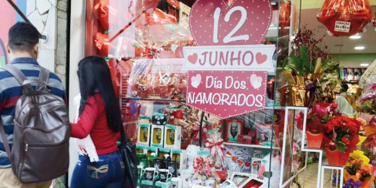 Lojistas de Linhares se preparam para o Dia dos Namorados