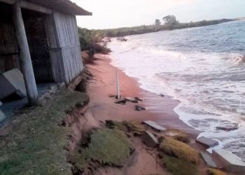 Pedras são colocadas perto de casas em Barra Nova para conter avanço do mar