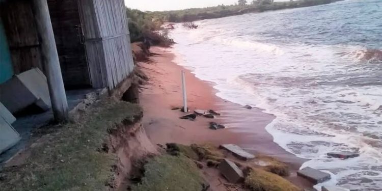 Pedras são colocadas perto de casas em Barra Nova para conter avanço do mar